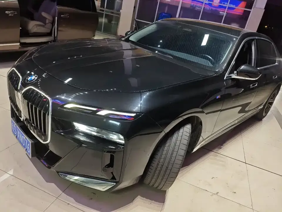 BMW 7 Series — фото 1