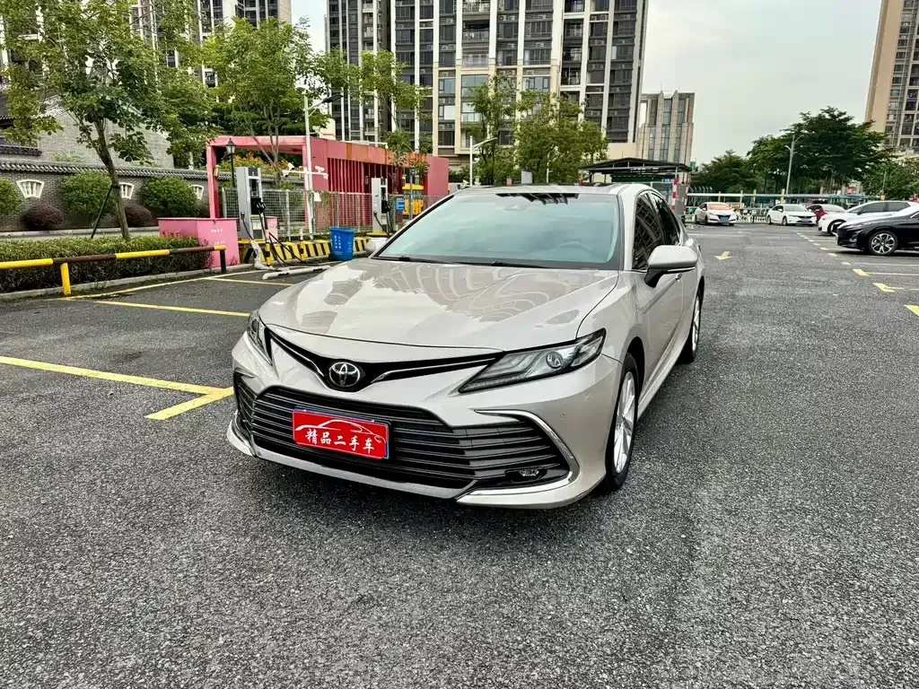 Toyota Camry — фото 1