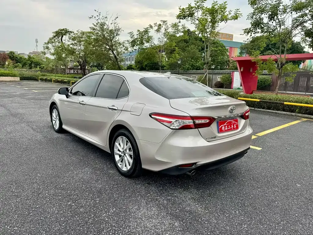 Toyota Camry — фото 6