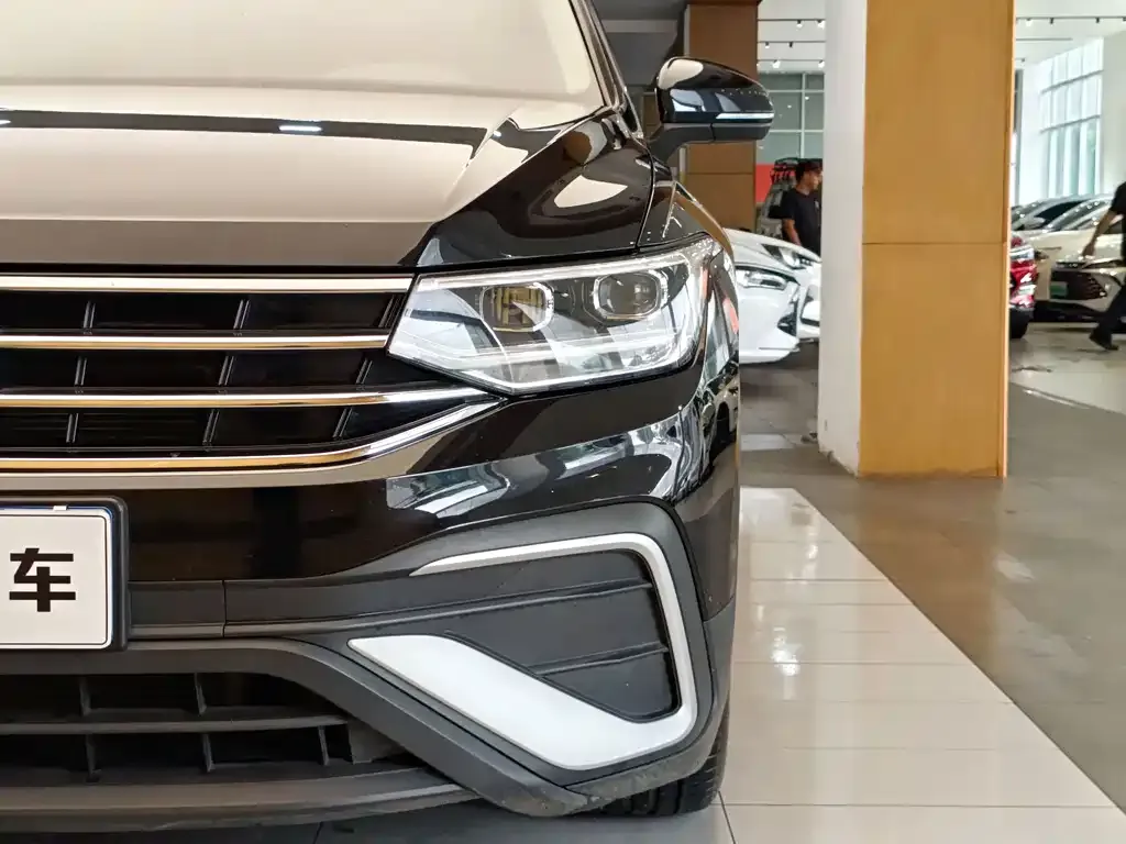 Volkswagen Tiguan L — фото 10