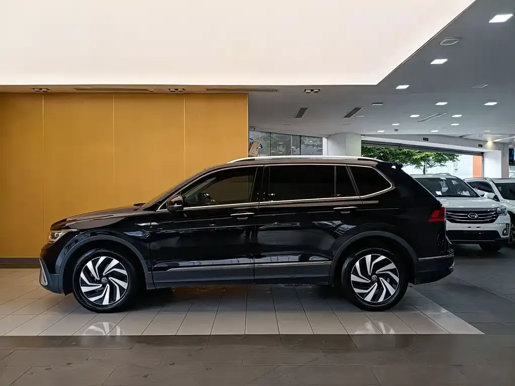 Volkswagen Tiguan L — фото 2