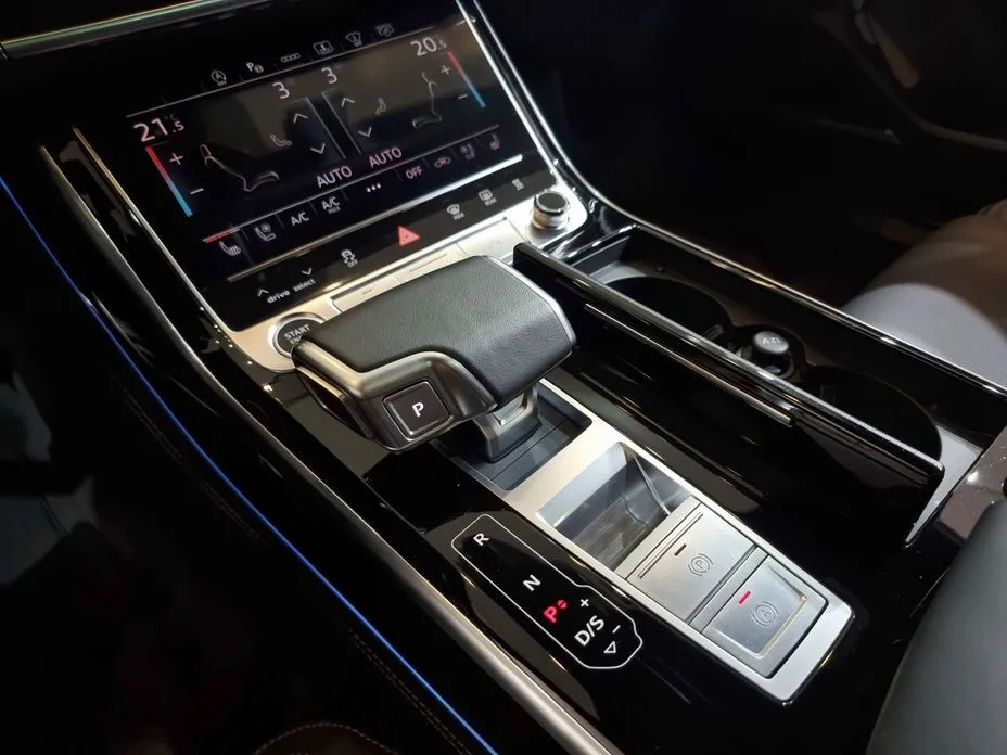 Audi A8 — фото 8