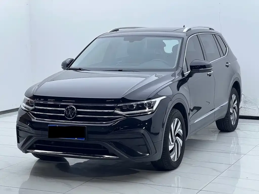 Volkswagen Tiguan L — фото 1