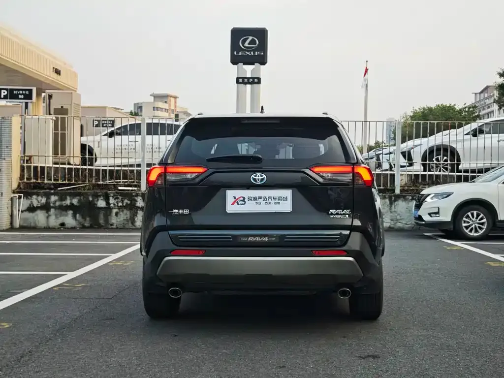 Toyota RAV4 — фото 8