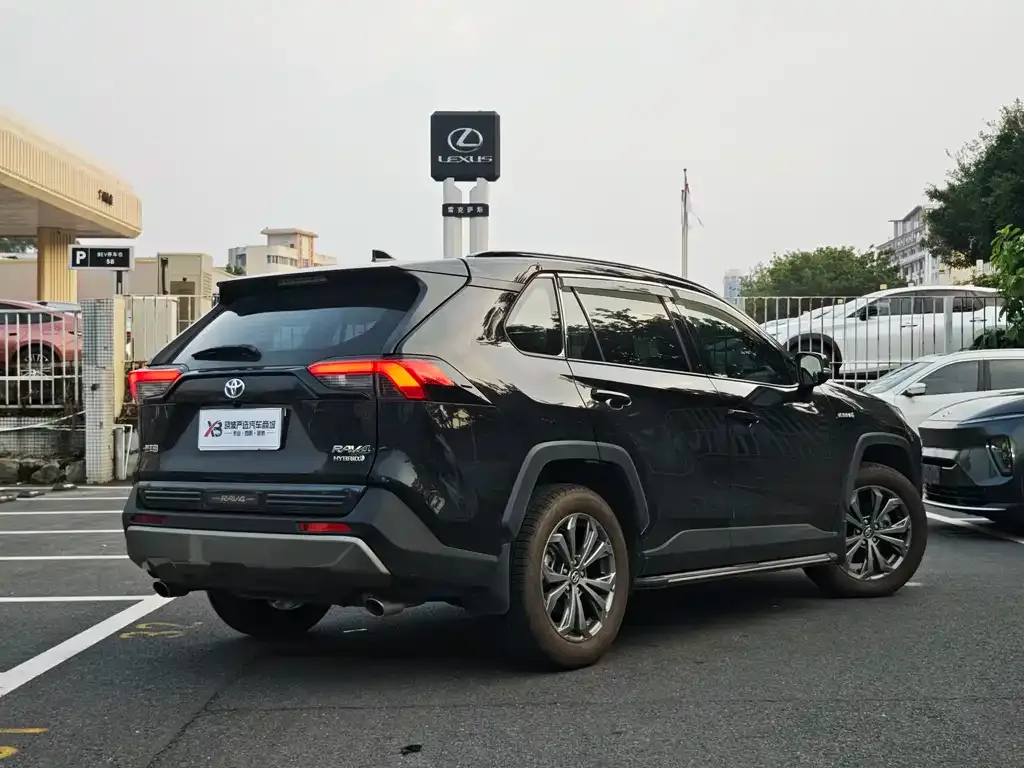 Toyota RAV4 — фото 10
