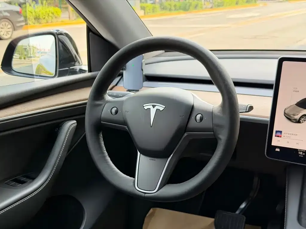 Tesla Model Y — фото 8