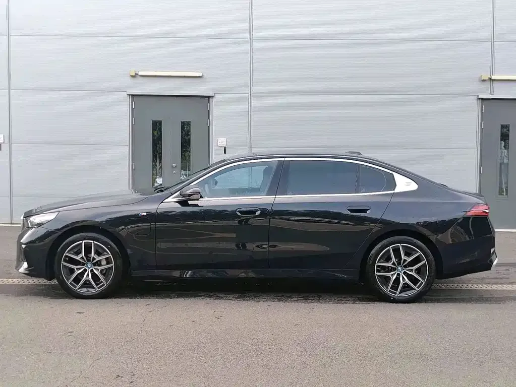 BMW i5 — фото 2