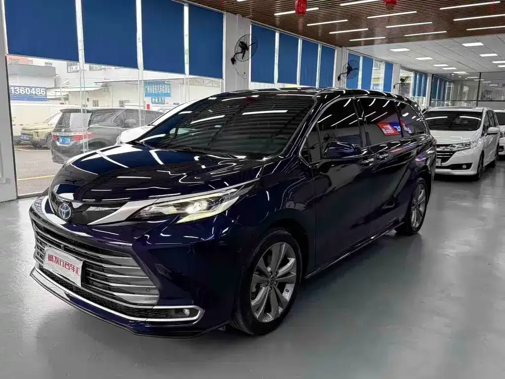 Toyota Sienna — фото 1