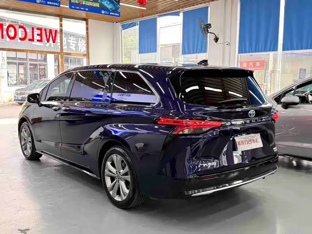 Toyota Sienna — фото 5