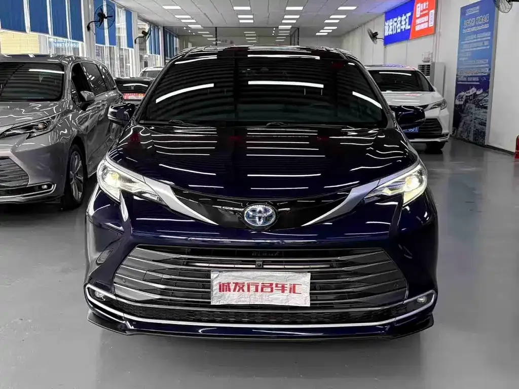 Toyota Sienna — фото 2