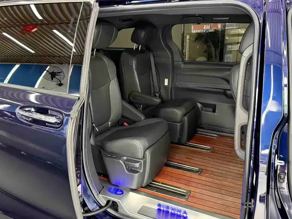 Toyota Sienna — фото 9