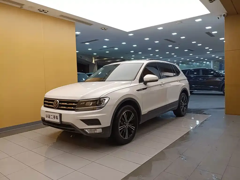 Volkswagen Tiguan L — фото 1