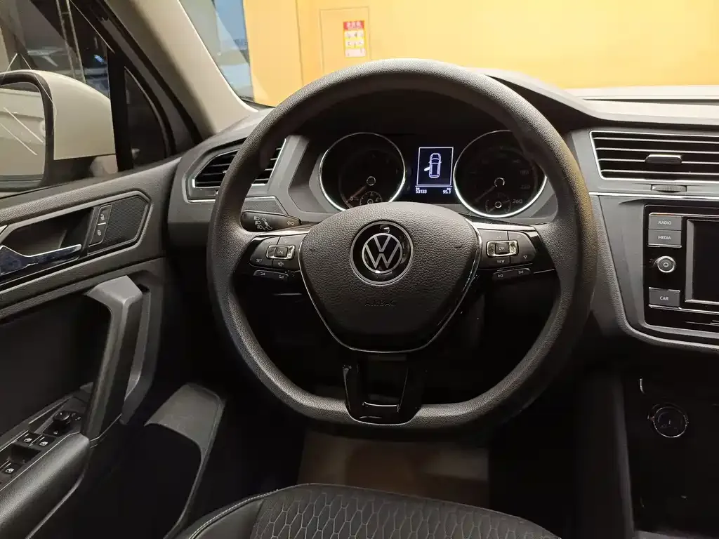 Volkswagen Tiguan L — фото 10