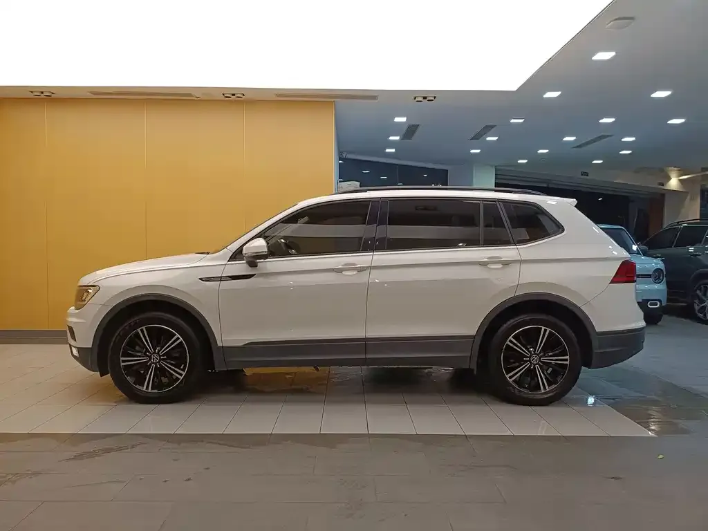 Volkswagen Tiguan L — фото 3