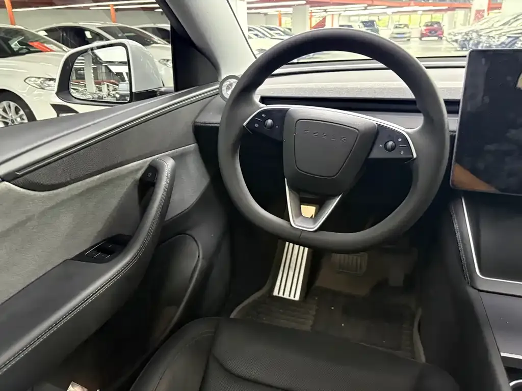 Tesla Model Y — фото 5