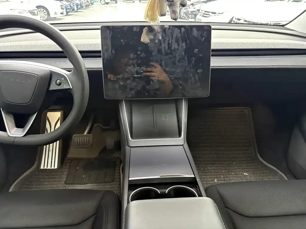 Tesla Model Y — фото 9