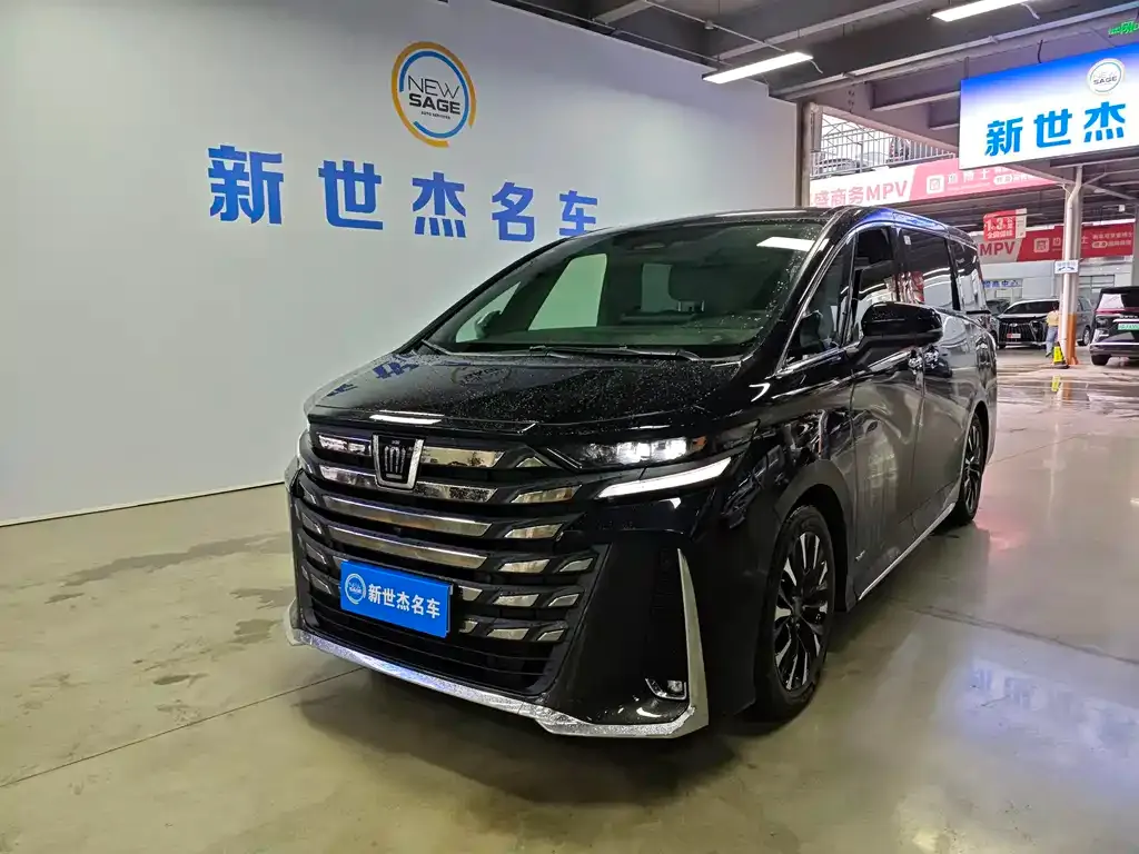 Toyota Vellfire — фото 1