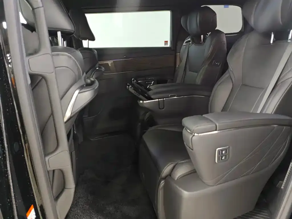 Toyota Vellfire — фото 2