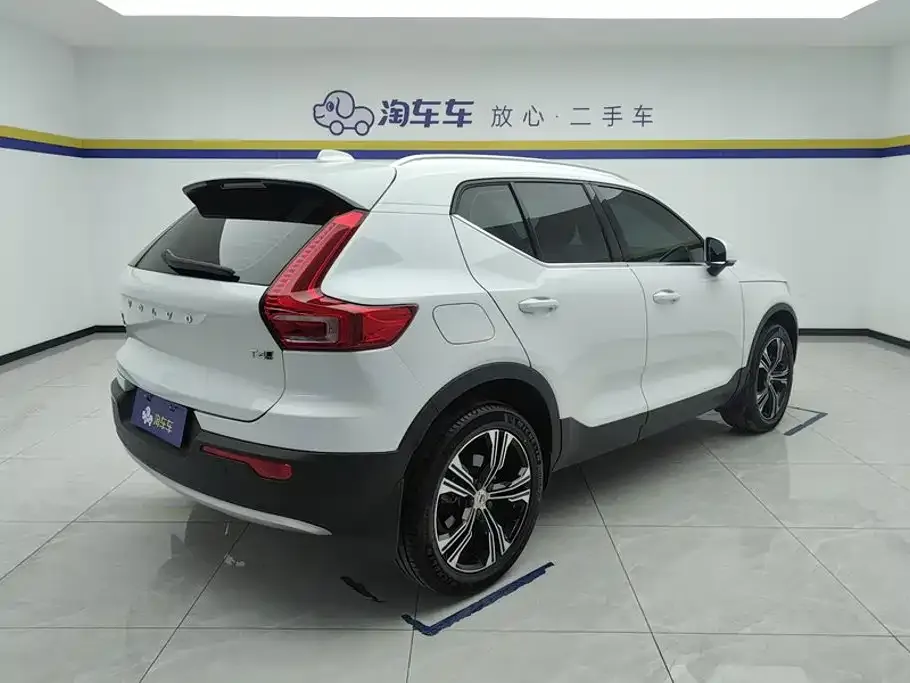 Volvo XC40 — фото 10