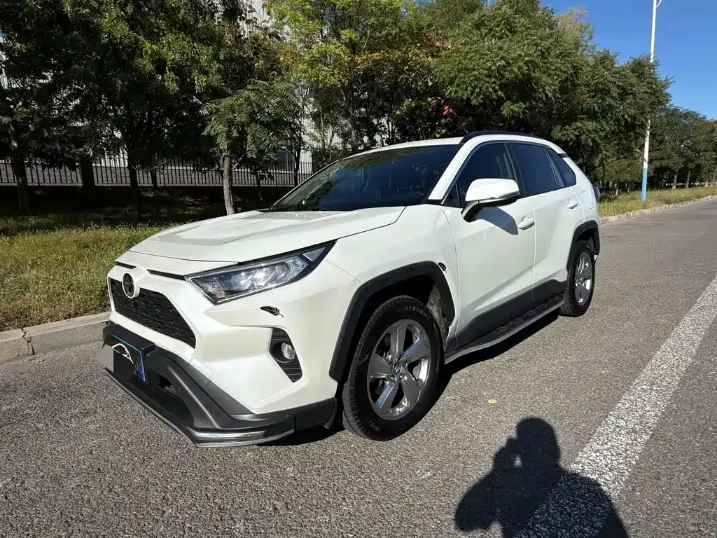 Toyota RAV4 — фото 1