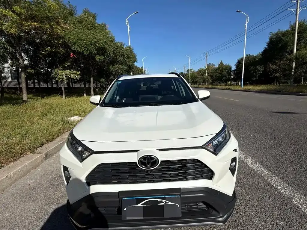 Toyota RAV4 — фото 8
