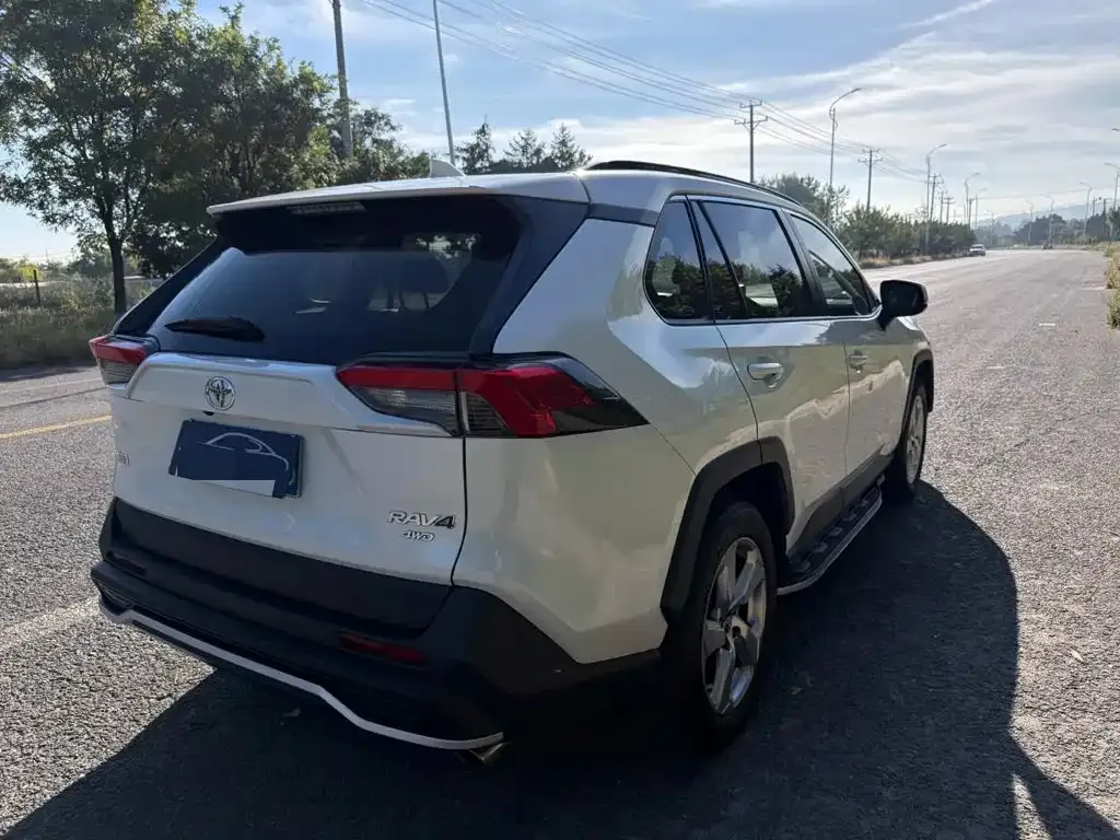 Toyota RAV4 — фото 7