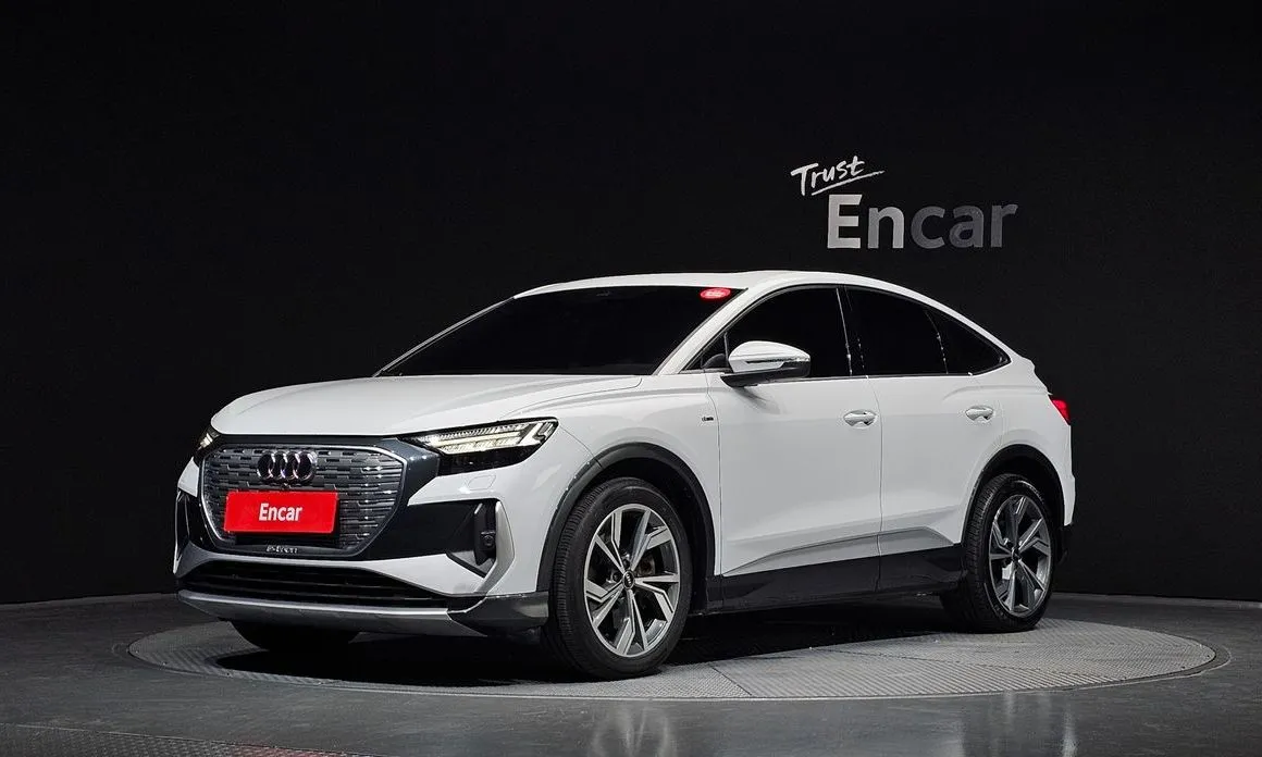 Audi Q4 e-tron — фото 1