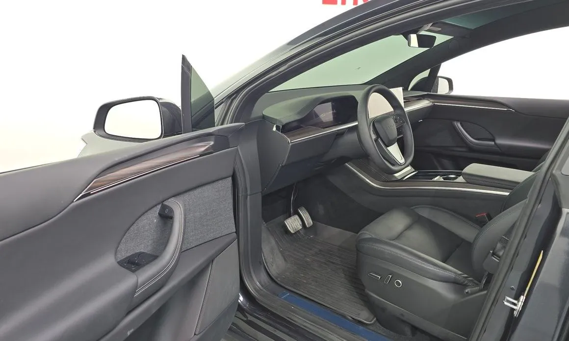 Tesla Model X — фото 10