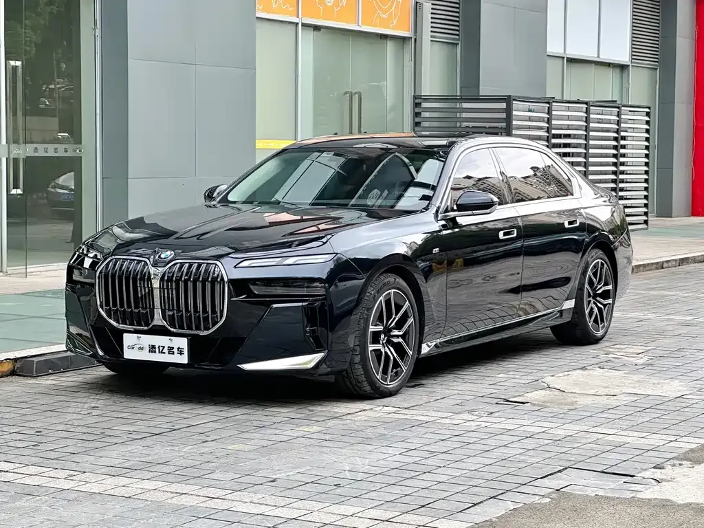 BMW 7 Series — фото 1