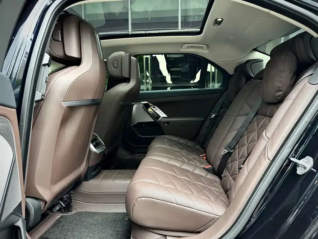 BMW 7 Series — фото 10