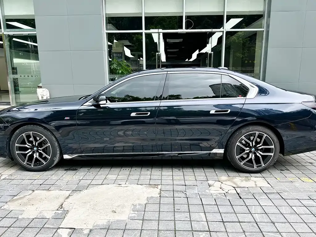 BMW 7 Series — фото 2
