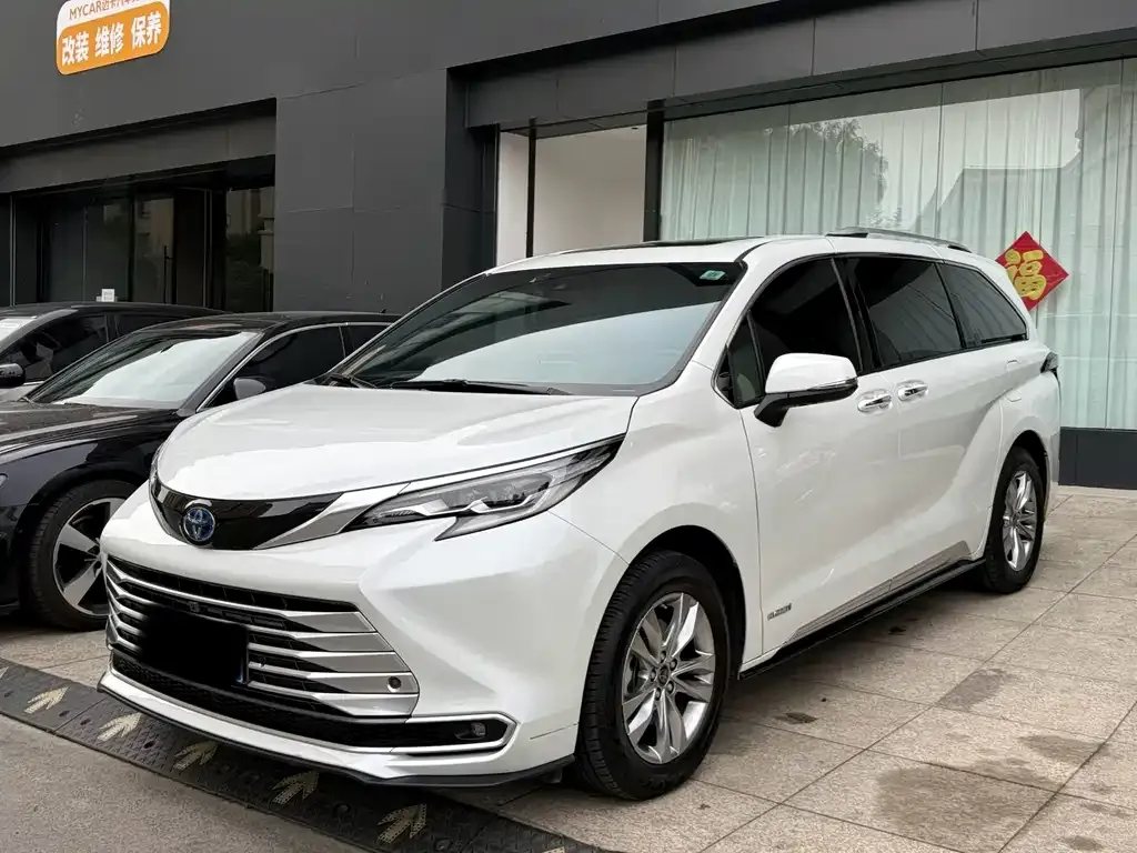 Toyota Sienna — фото 1