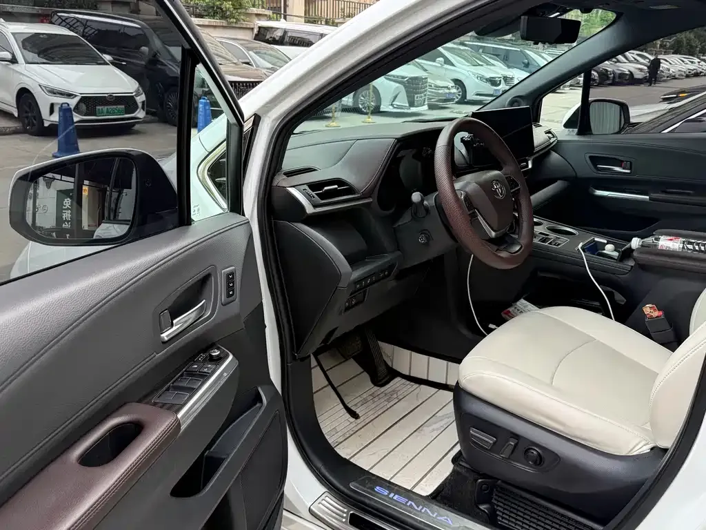 Toyota Sienna — фото 2