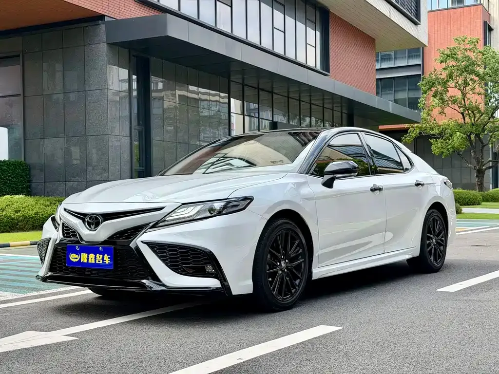 Toyota Camry — фото 1
