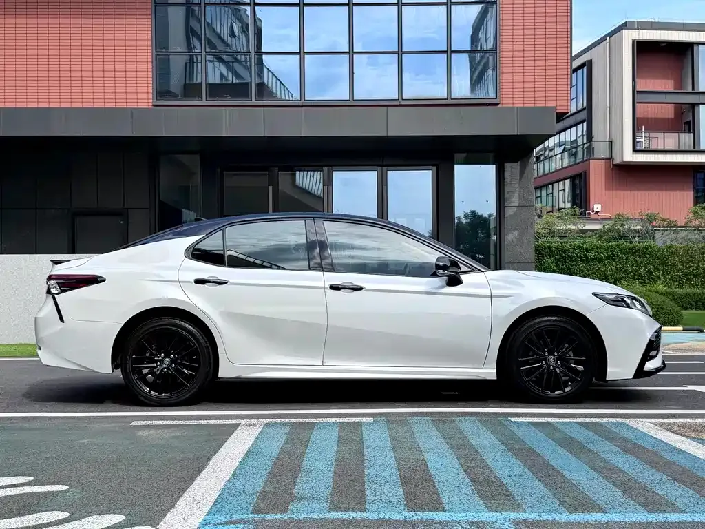 Toyota Camry — фото 6