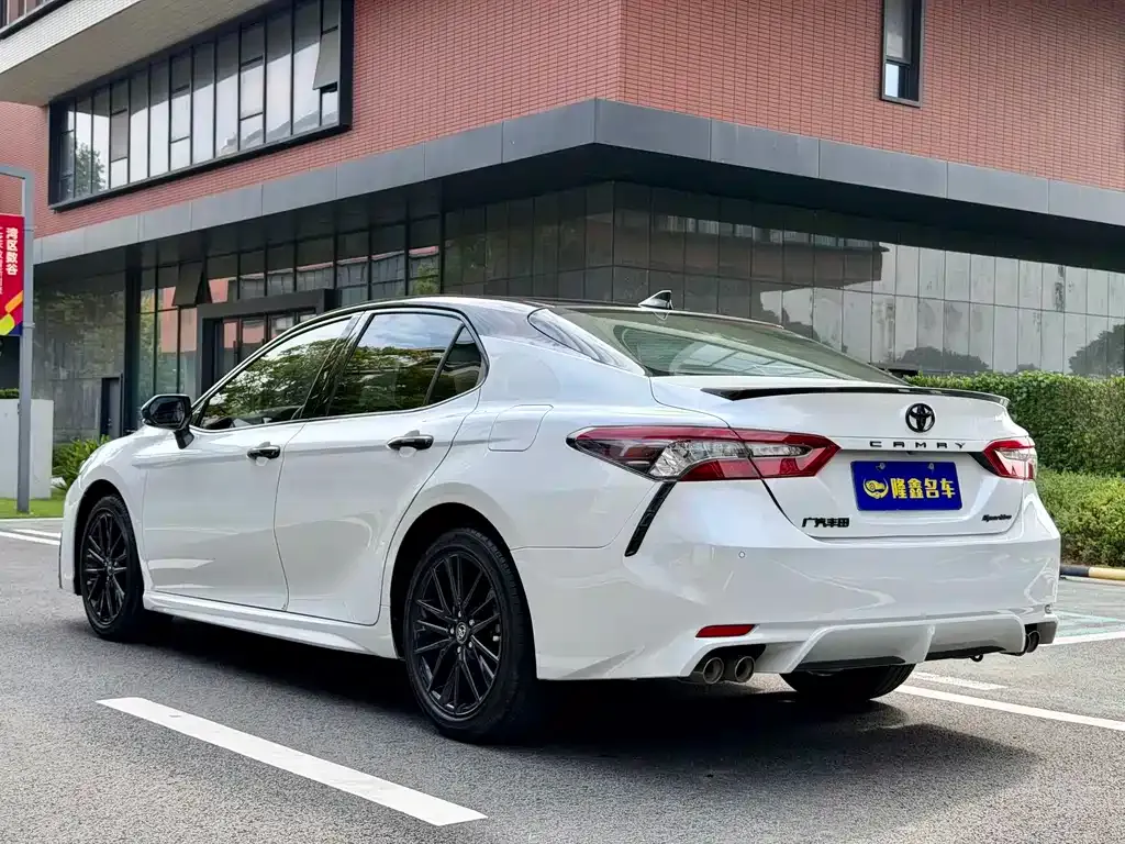 Toyota Camry — фото 5