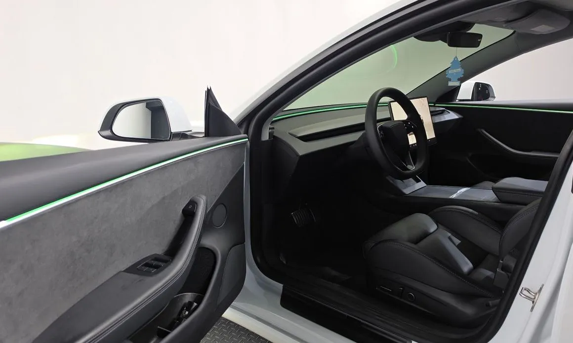 Tesla Model 3 — фото 10