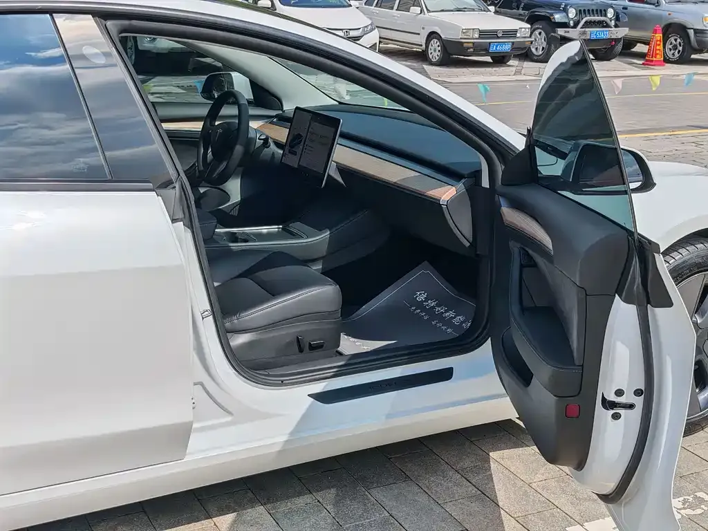 Tesla Model 3 — фото 7