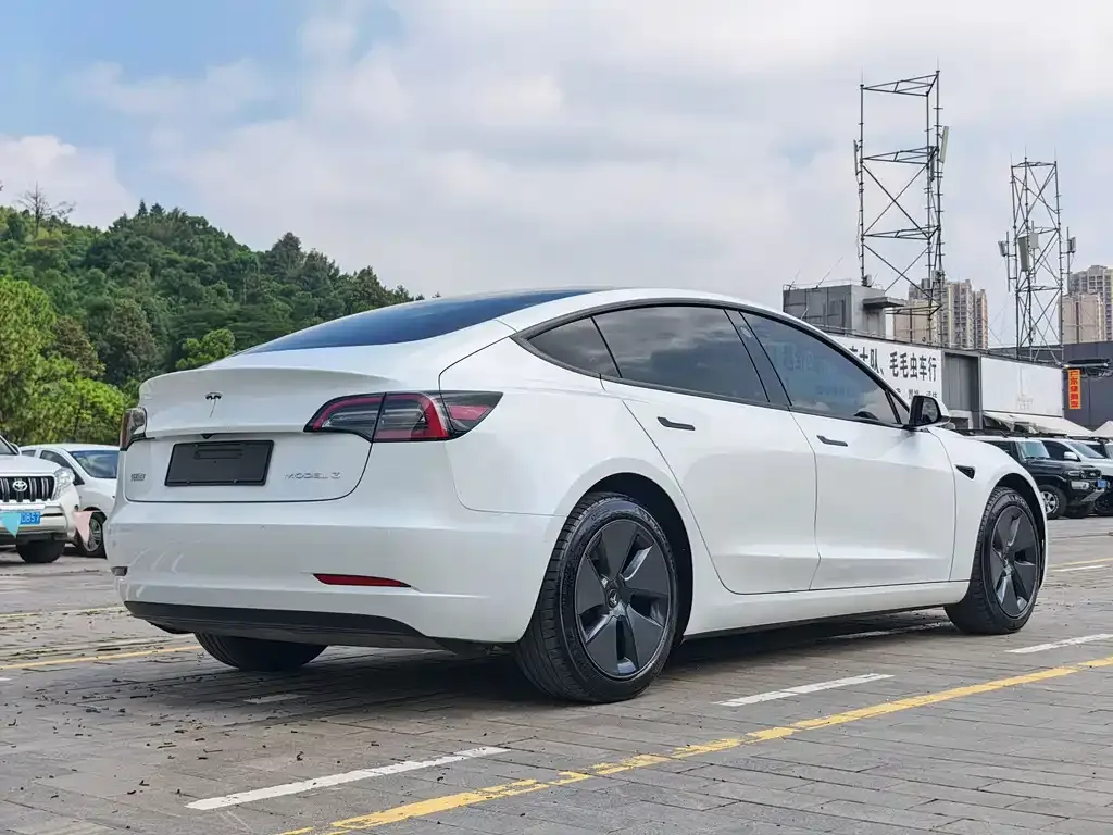 Tesla Model 3 — фото 10
