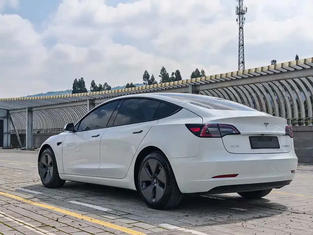 Tesla Model 3 — фото 4