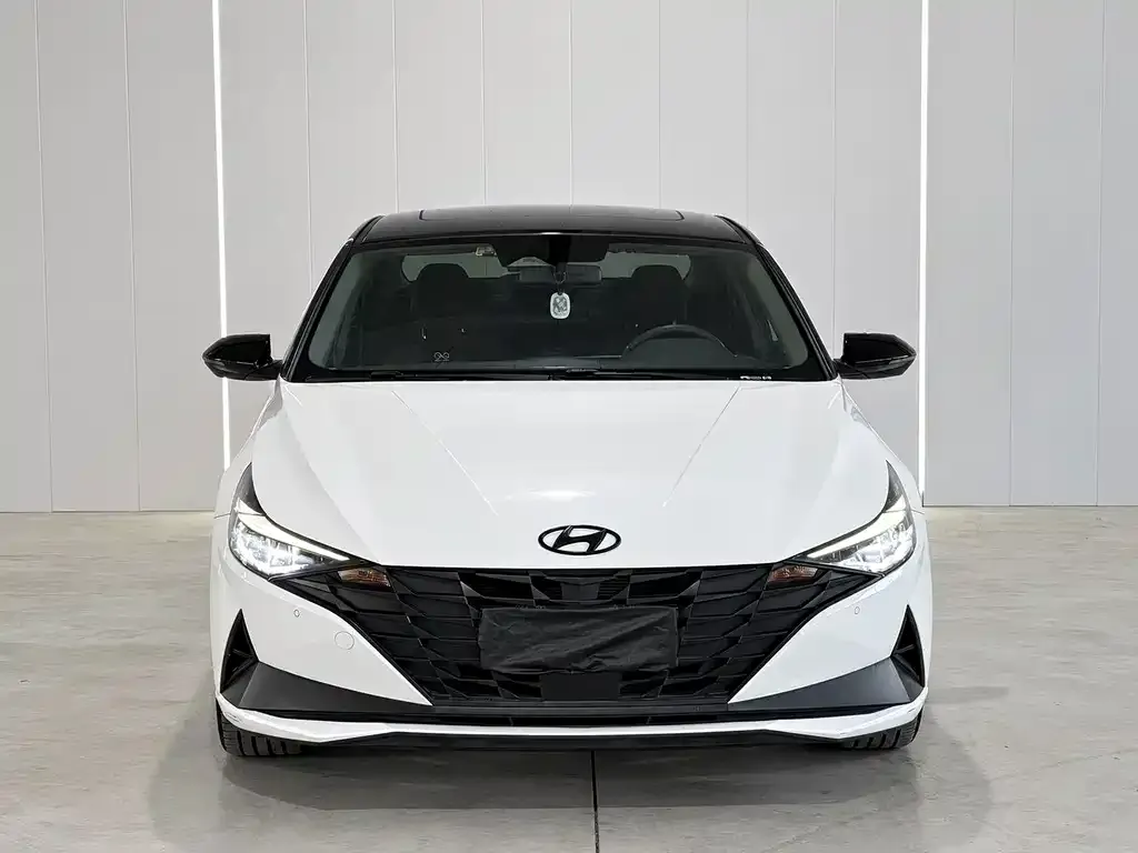 Hyundai Elantra — фото 1