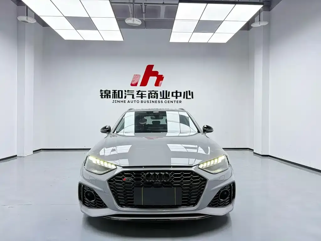 Audi RS 4 — фото 1