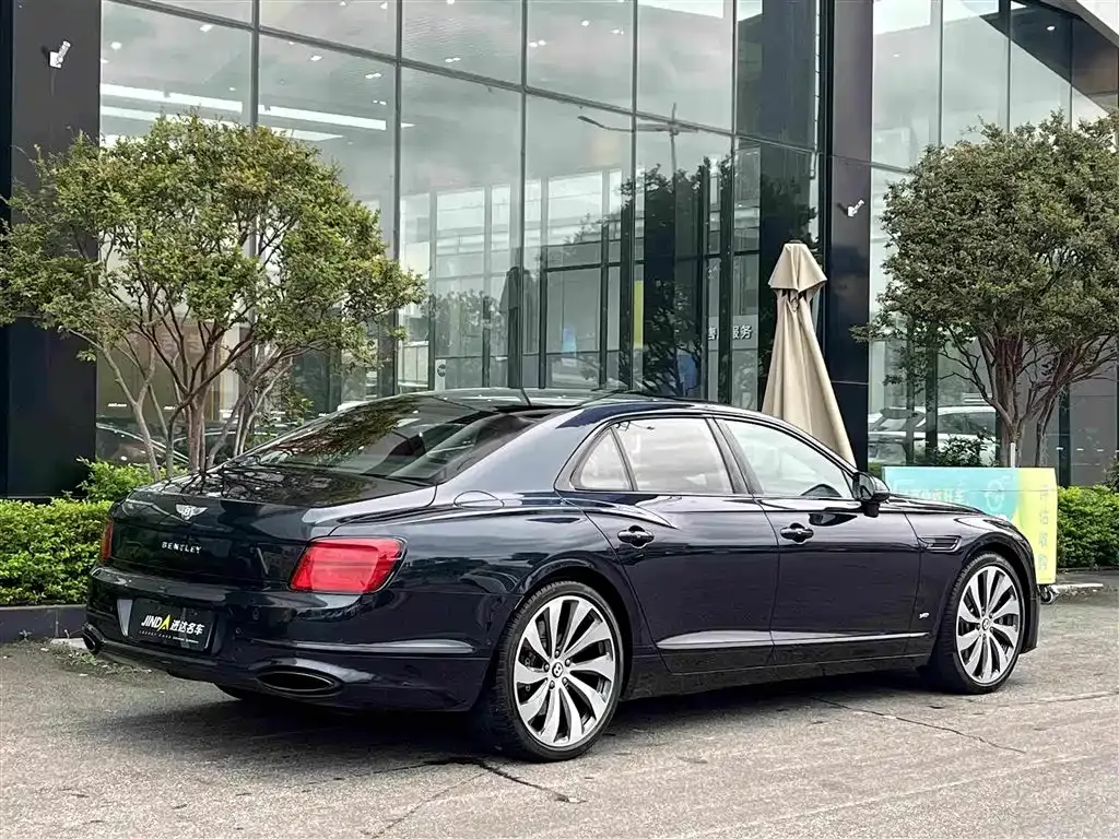 Bentley Flying Spur — фото 10