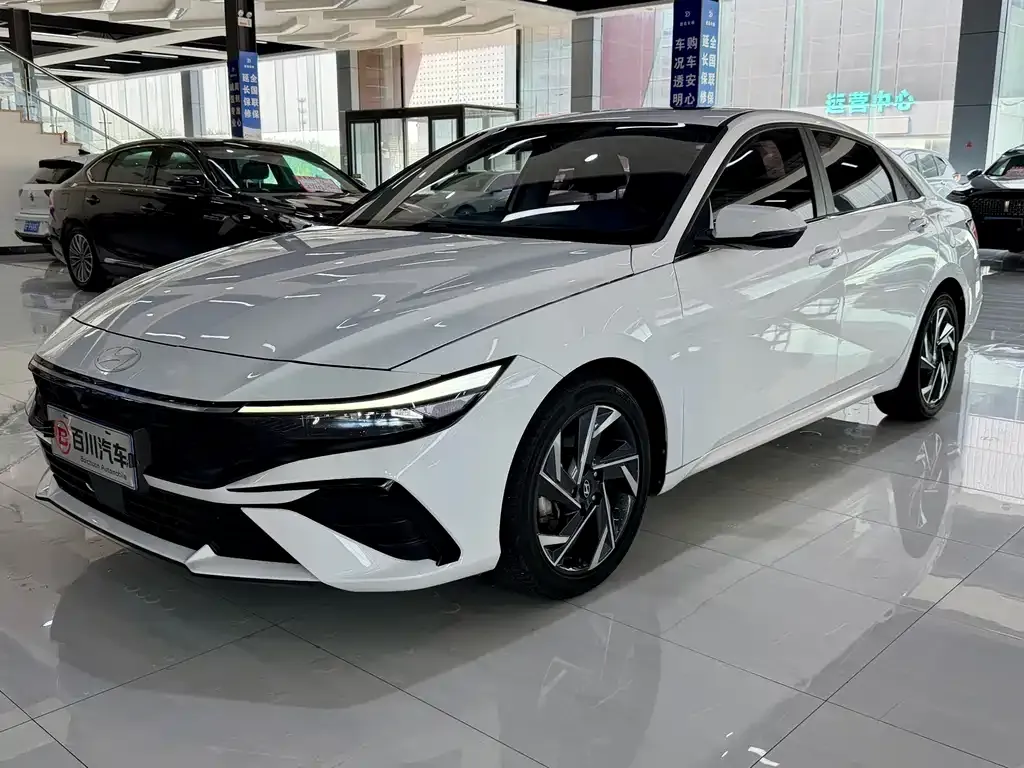 Hyundai Elantra — фото 1