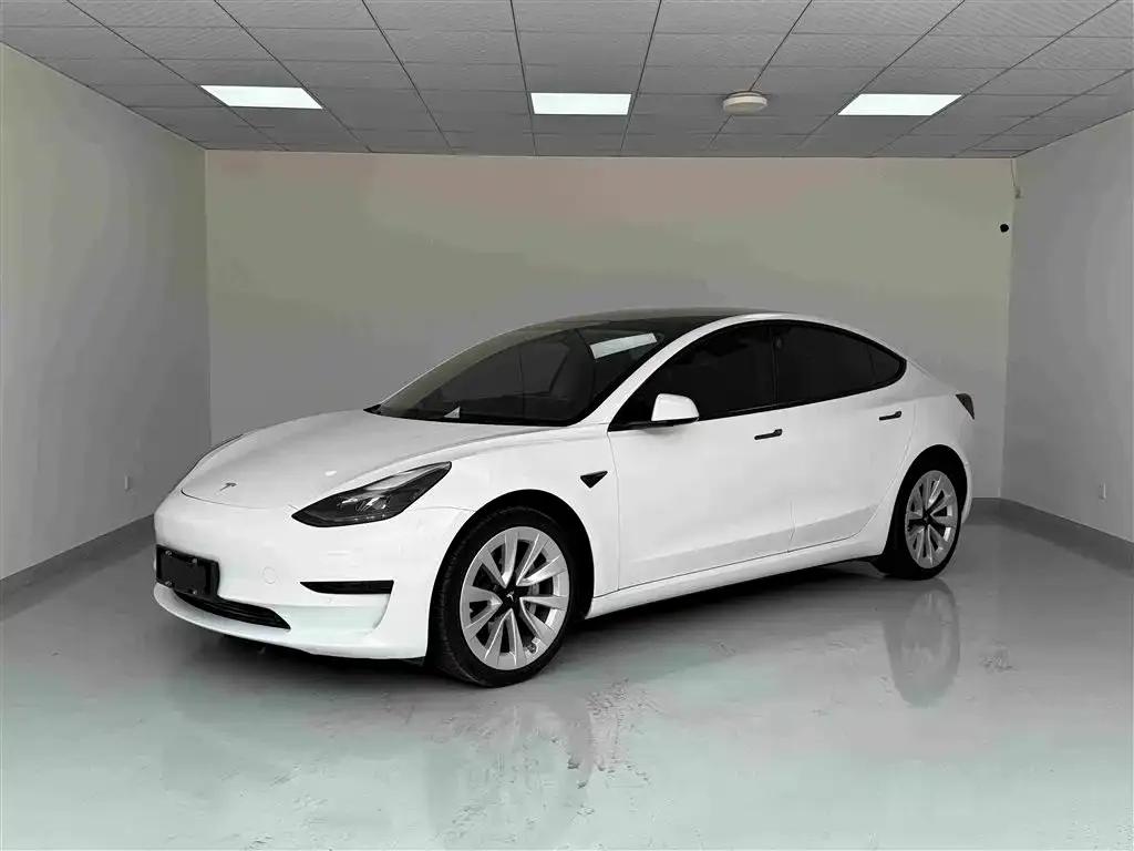 Tesla Model 3 — фото 1