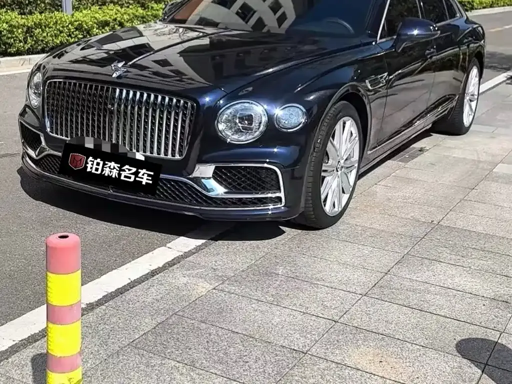 Bentley Flying Spur — фото 1
