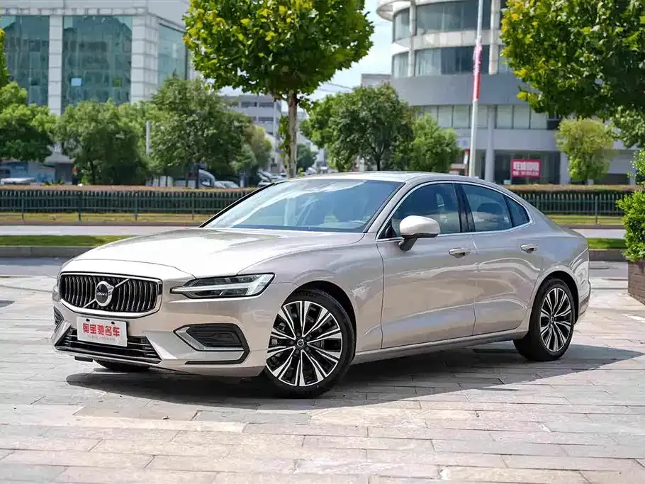 Volvo S60 — фото 1