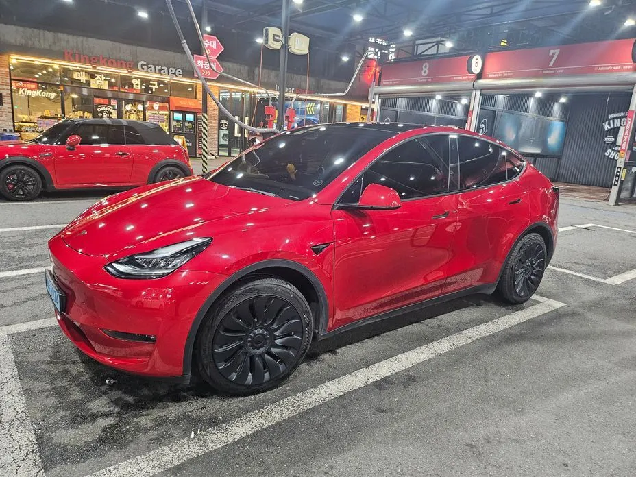 Tesla Model Y — фото 1