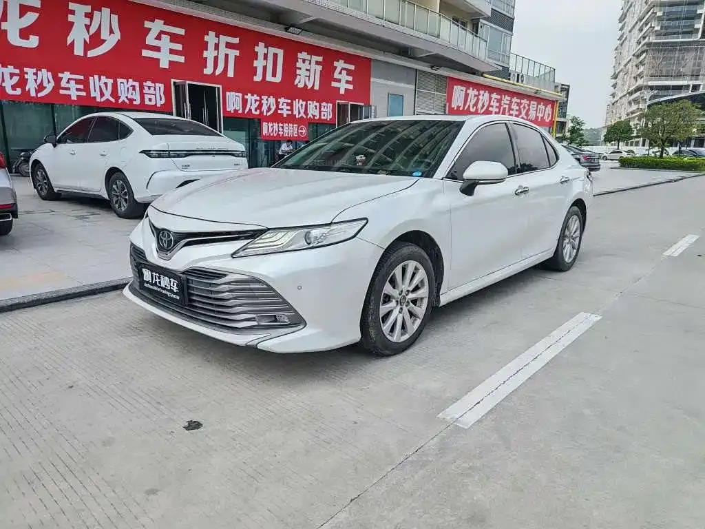 Toyota Camry — фото 1