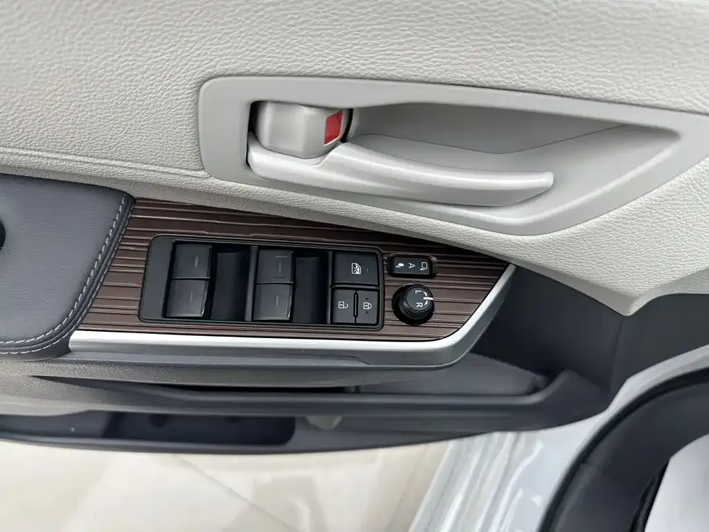 Toyota Sienna — фото 4